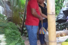 Ernesto Pizango und Lilia Veintimilla beim Einkaufen auf dem Markt - Ernesto Pizango y Lilia Veintimilla haciendo compras en el mercado