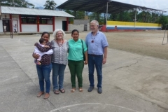 Die Vorsitzenden des Schulfördervereines mit Vereinsmidgliedern auf dem Schulhof (Besuch 2018) - Las presidentas de la asociación de apoyo del colegio con miembros de YACHAI en el patio de la escuela